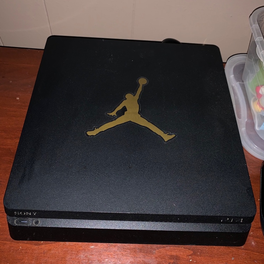 PlayStation 4 Slim 500GB with 4 controllers